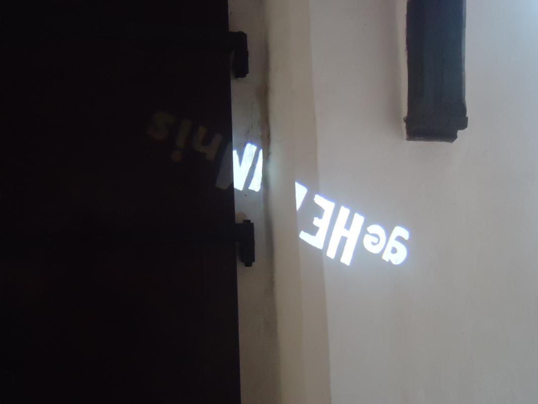 Lichtprojektion „geHEIMnis“ -  an der Tür und Wand der Unteren Rathaushalle Bremen 2014 - der Schriftzug dreht sich und  wird dabei unterschiedlich verzerrt und gebrochen