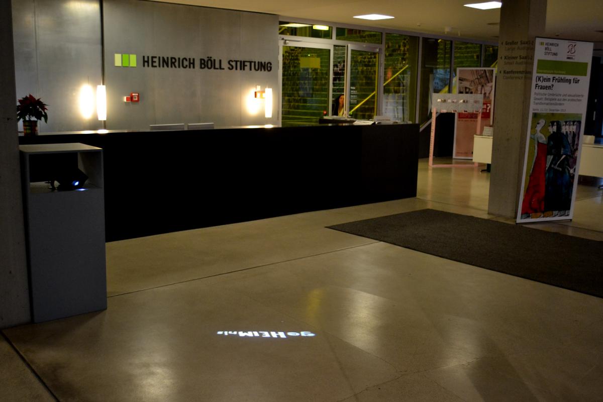 Lichtprojektion geHEIMnis auf dem Boden des Eingangsbereichs in der Heinrich Böll Stiftung Berlin Nov 2013 - Jan 2014