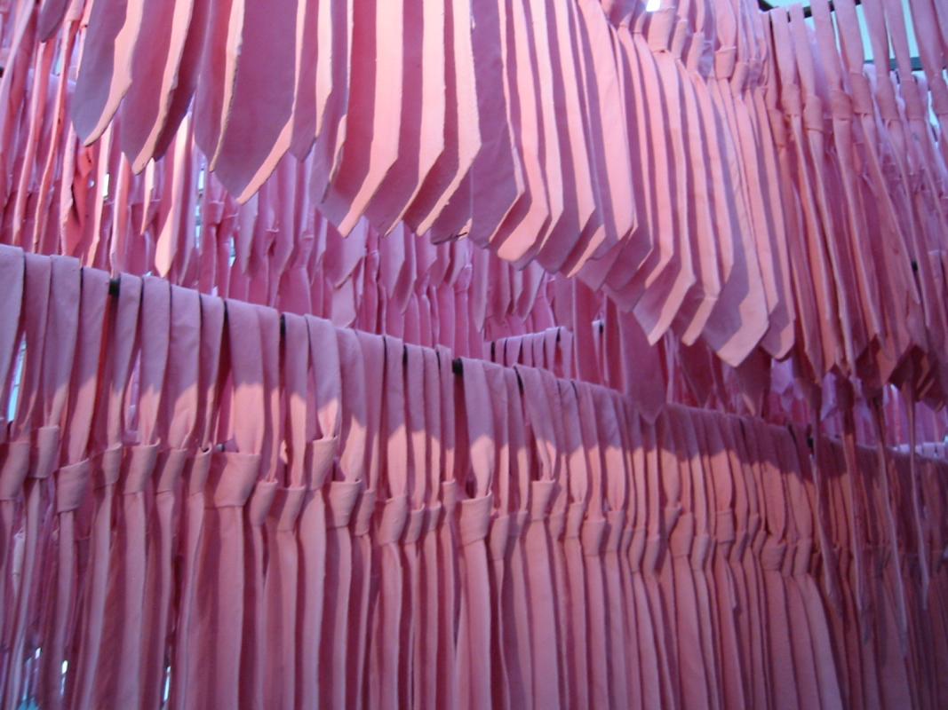 Nahaufnahme - 2000 rosafarbene Krawatten hängen wie Schwerter von einem Gerüst